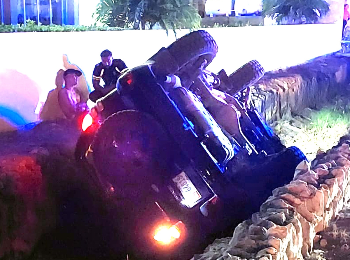 Chauffeur coriendo na forma iresponsabel a dal den un auto y despues bolter