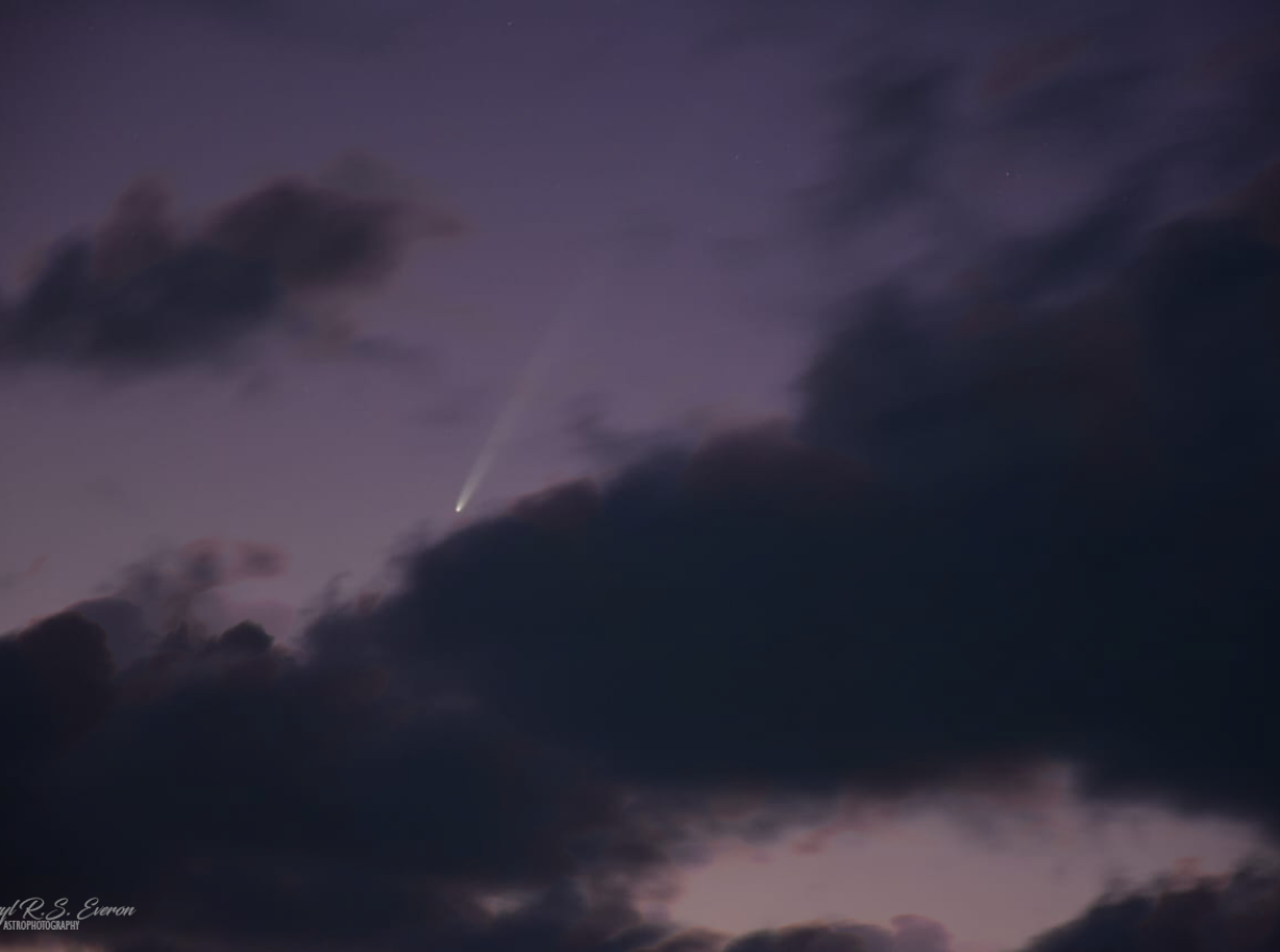 Cometa A3 lo ilumina shelo di Aruba entre mita y fin di luna di October