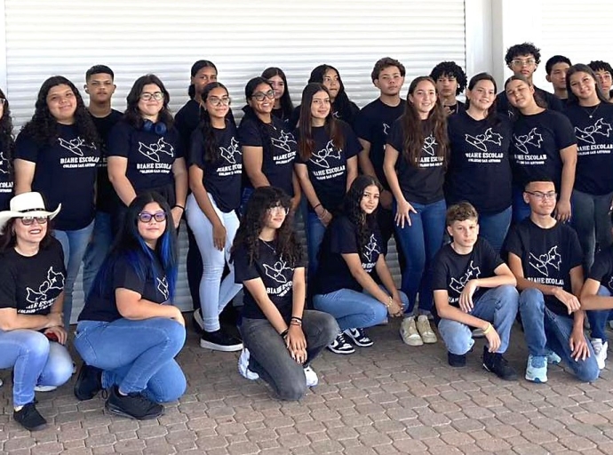 Alumnonan di Aruba a bishita Quimbaya na Colombia y haya les den klas y verf nan speelplaats