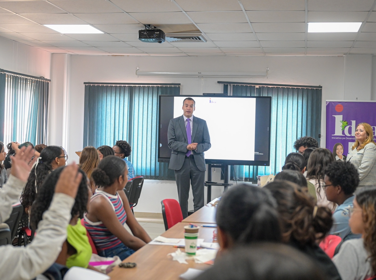 Minister Geoffrey Wever presente na ceremonia di certificado di programa Youthpreneur