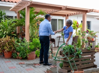 Minister Arends ta introduci proyecto piloto di entrega di cuminda cayente pa adultonan mayor