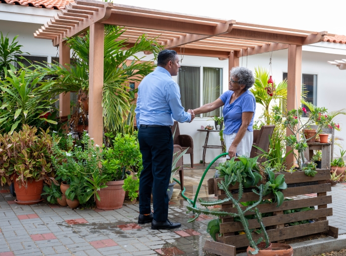 Minister Arends ta introduci proyecto piloto di entrega di cuminda cayente pa adultonan mayor