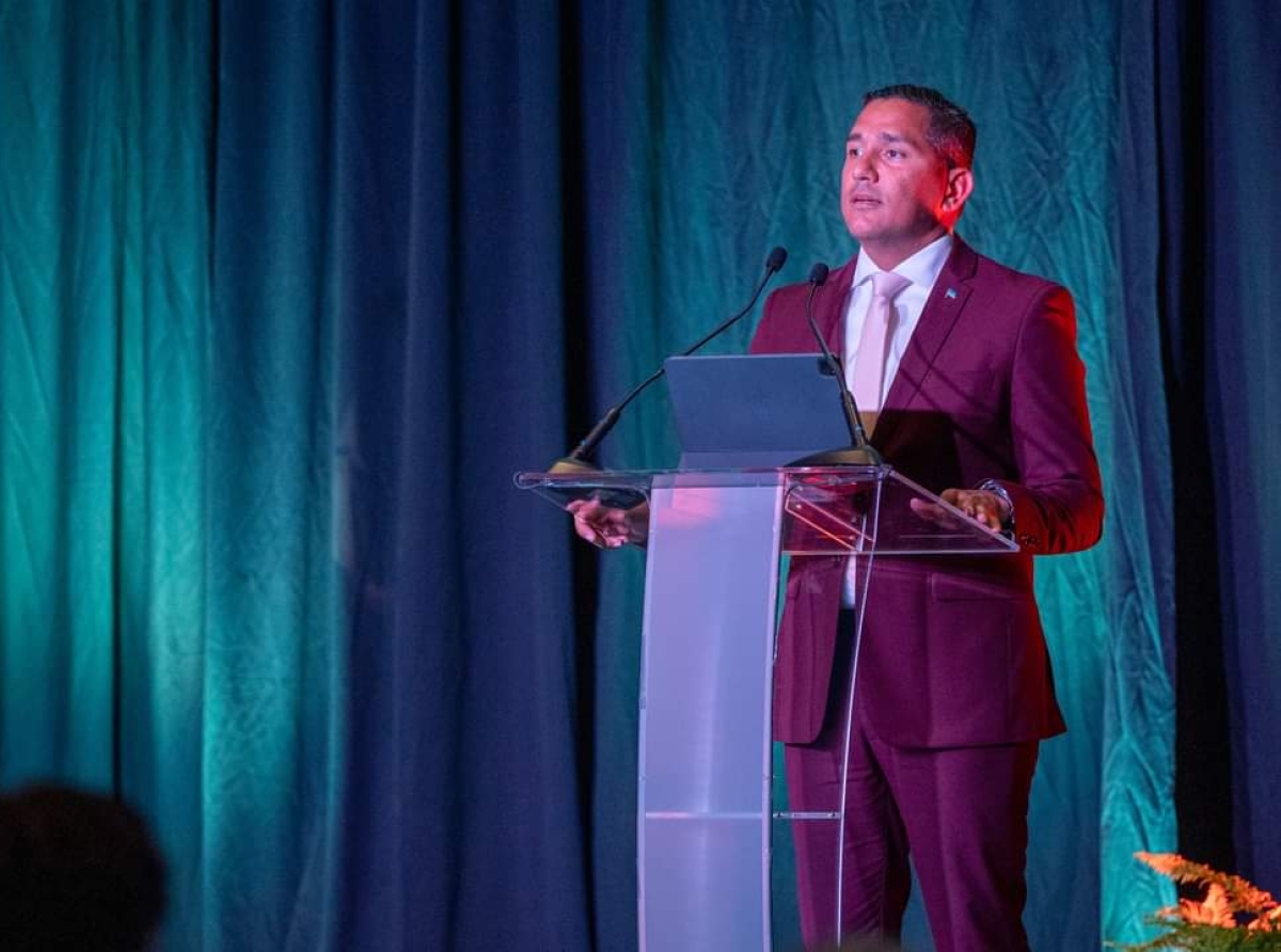 “Como Gobierno no por gaba cu tin surplus siendo cu tin deficit den tur sector di comunidad!”