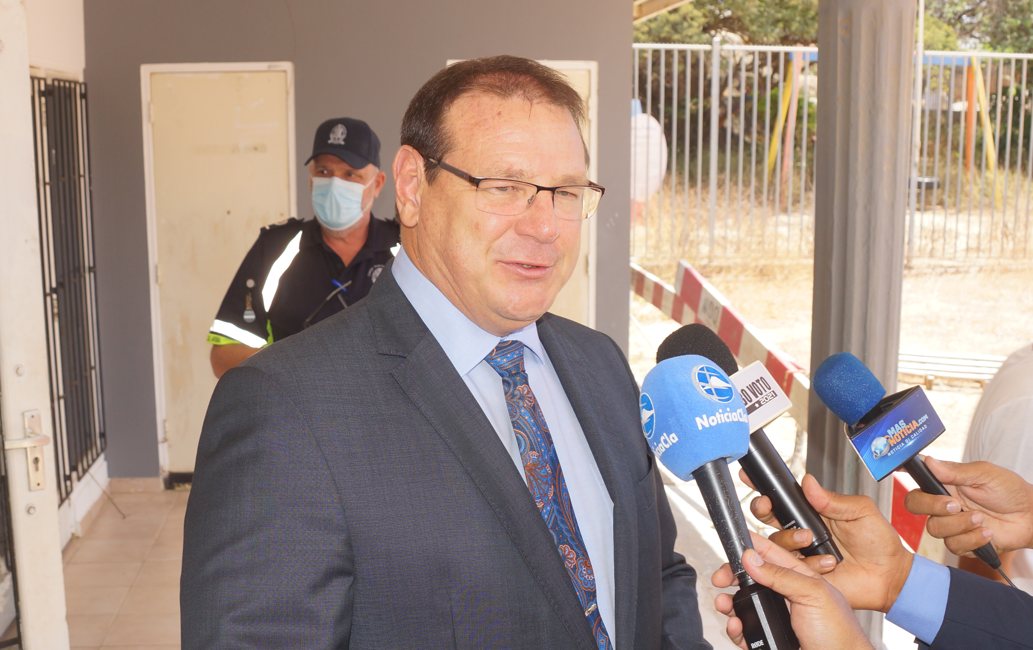 Gobernador a pidi opinion di Parlamento encuanto retiro di Ministro Glenbert Croes