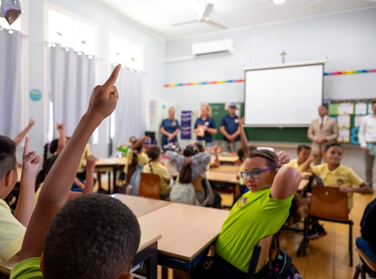 Fundacion Snoop Doggy a bishita Maria Gorreti College pa haci entrega di nan buki