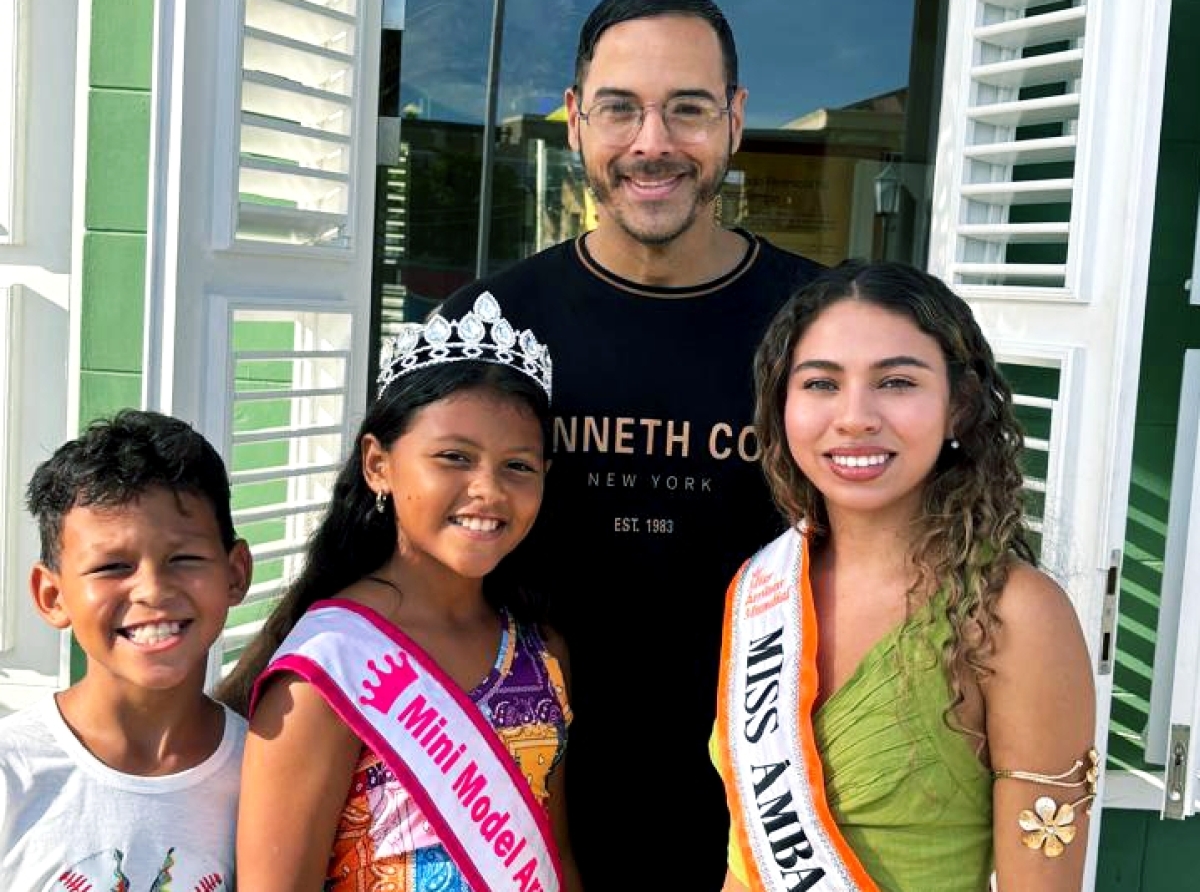 Candidatanan pa certamen di Miss Beauty Aruba 2024 a bishita Museo Arkeologico Arubano