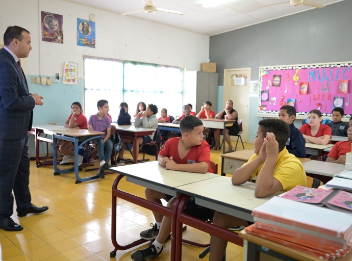 Minister Geoffrey Wever a duna informacion tocante desaroyo sostenibel na alumnonan di Sint Franciscus College