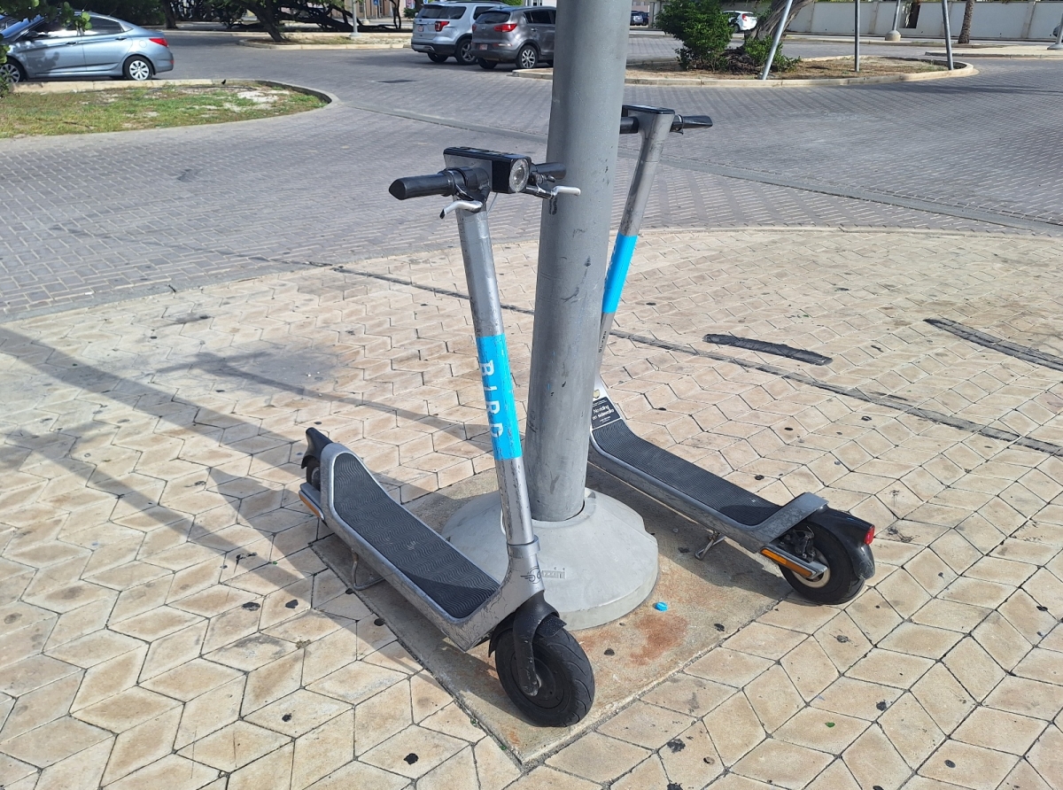 Representante di Asociacion Rijscholen ta splica pakico E-scooter ta asina peligroso pa Aruba