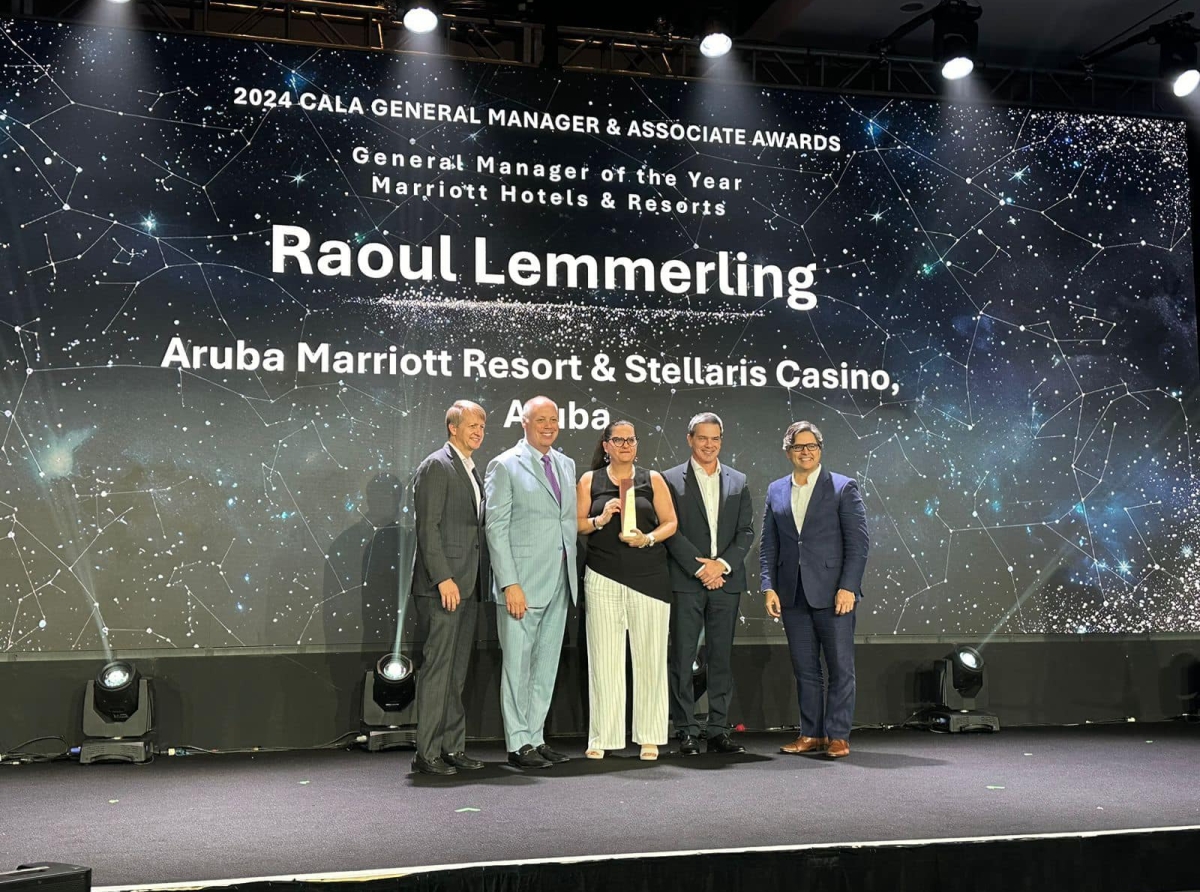 Raoul Lemmerling di Aruba Marriott Resort & Stellaris Casino honra cu premio di General Manager di Aña