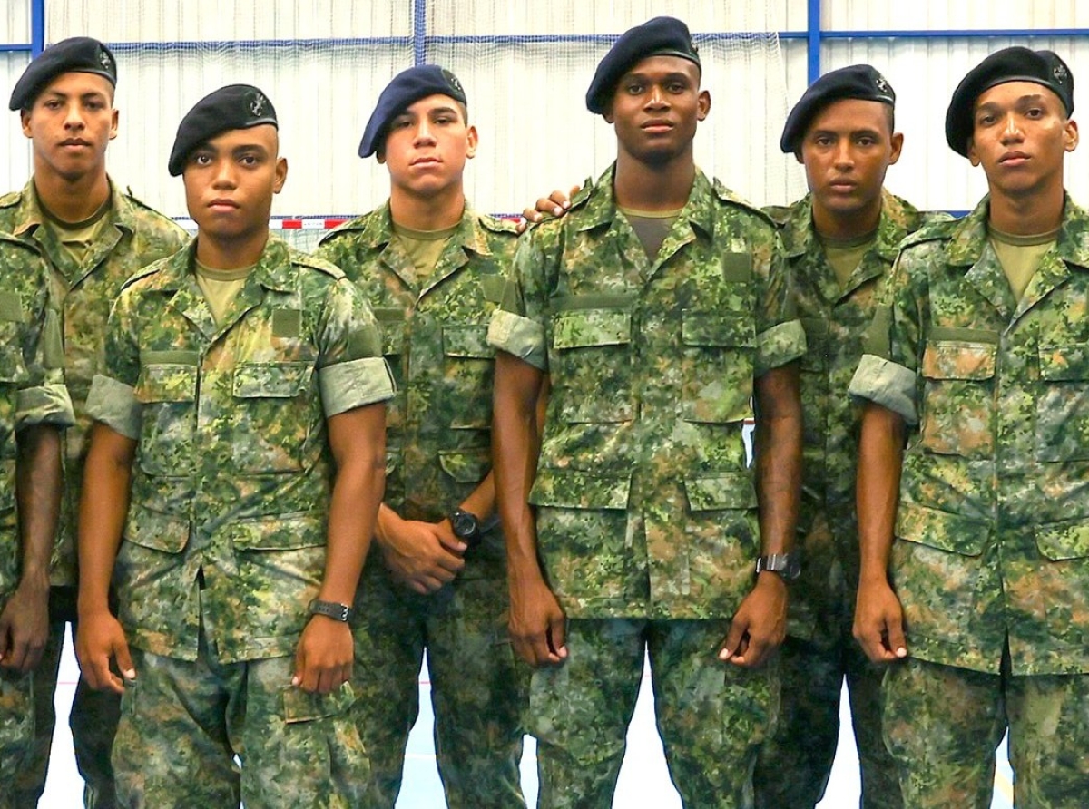 Grupo nobo di hobennan birando militar a haya nan Baret di Formacion