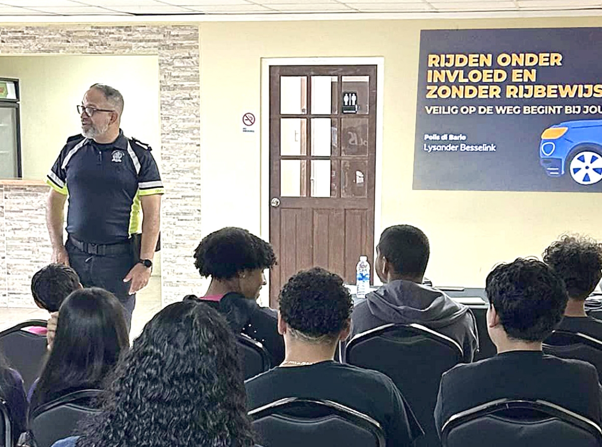 Lectura encuanto core auto burachi duna pa Polis di Bario na alumnonan Juliana School