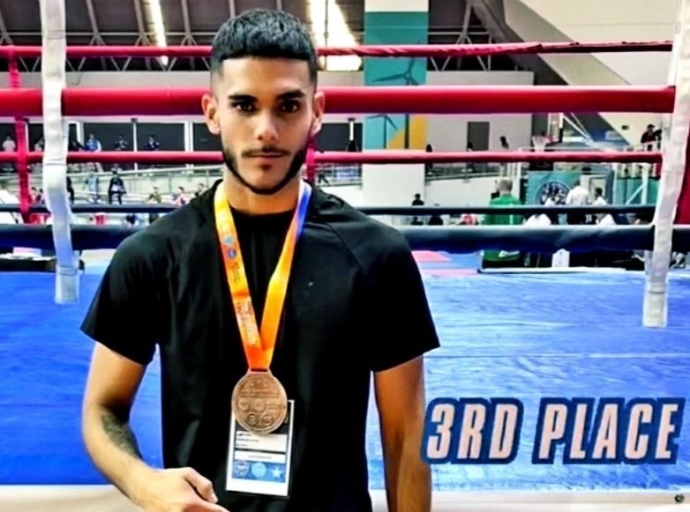 Atleta Nacional Kieyon Henriquez cu medaya di brons den WAKO 2024 na Chile