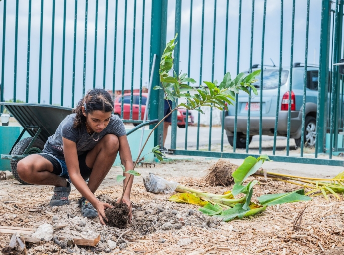 Boluntarionan por yuda crea hardin di Orthopedagogisch Centrum Aruba