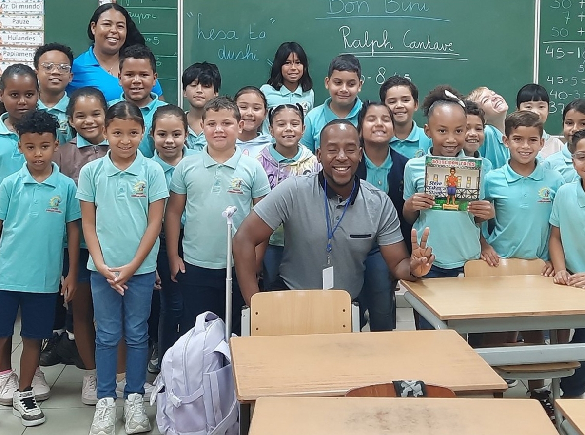 Autor Ralph Cantave a bishita Klas 3A di Colegio Conrado Coronel