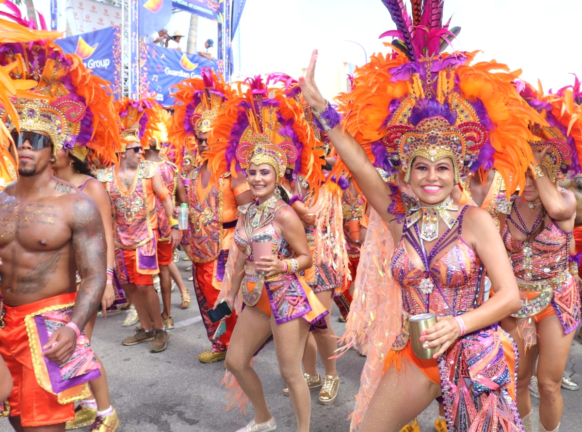 Carnaval 71 ta bay habri den un gran forma