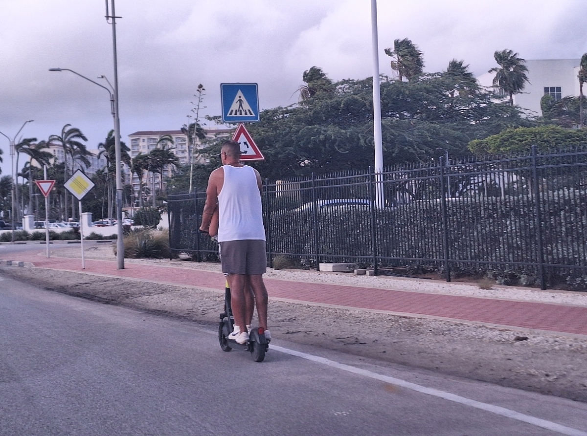 Hopi hoben ta uzando e-bike como medio di transporte