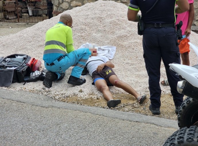 Motociclista sin helm a keda gravemente herida