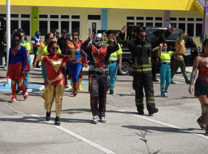 Muchanan a celebra Dia Internacional di Derechonan di Mucha cu bishita di 'Super Heroes'