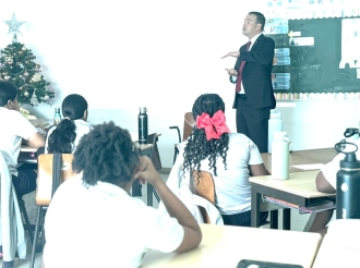 Colegio Frère Bonifacius ta e di 30 scol basico ricibiendo presentacion educativo di Minister Geoffrey Wever