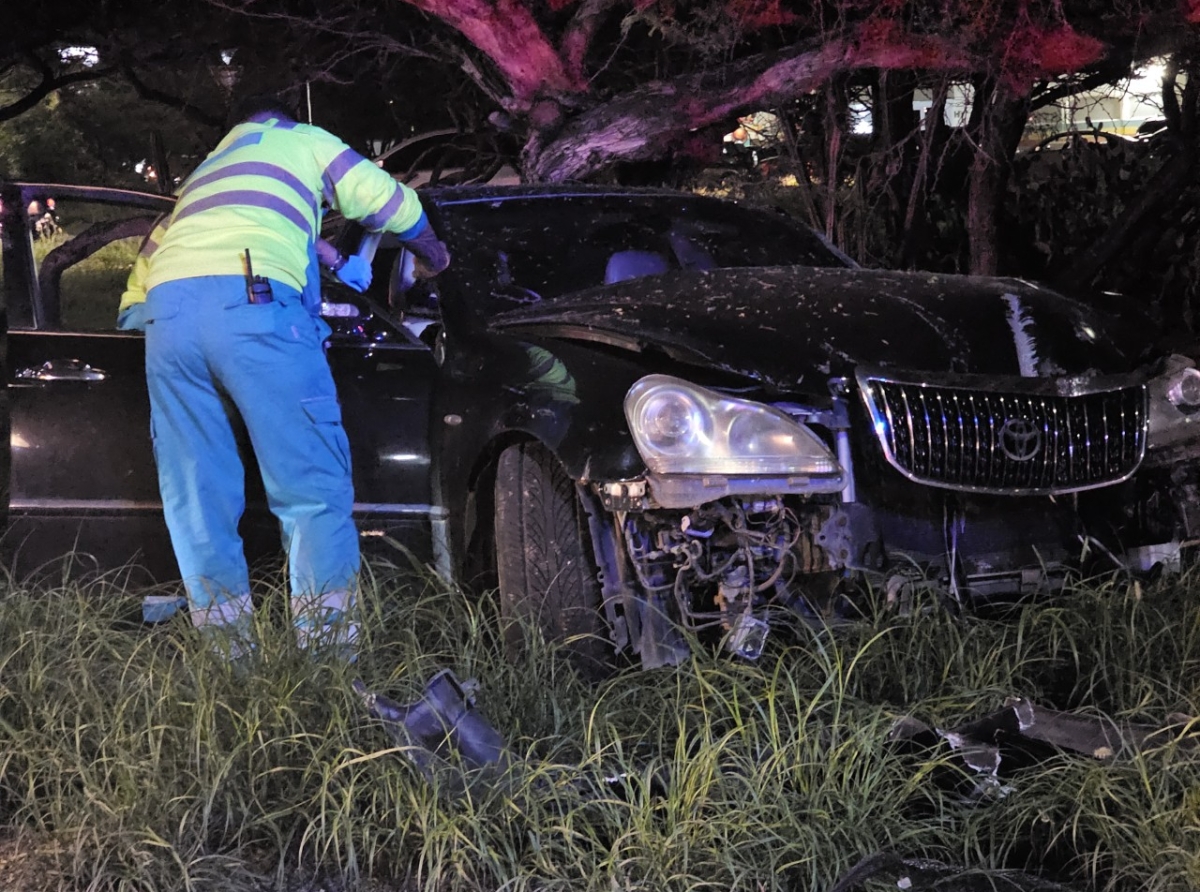 Dama chauffeur herida cu basta golpi den accident riba Avenida Nelson Oduber