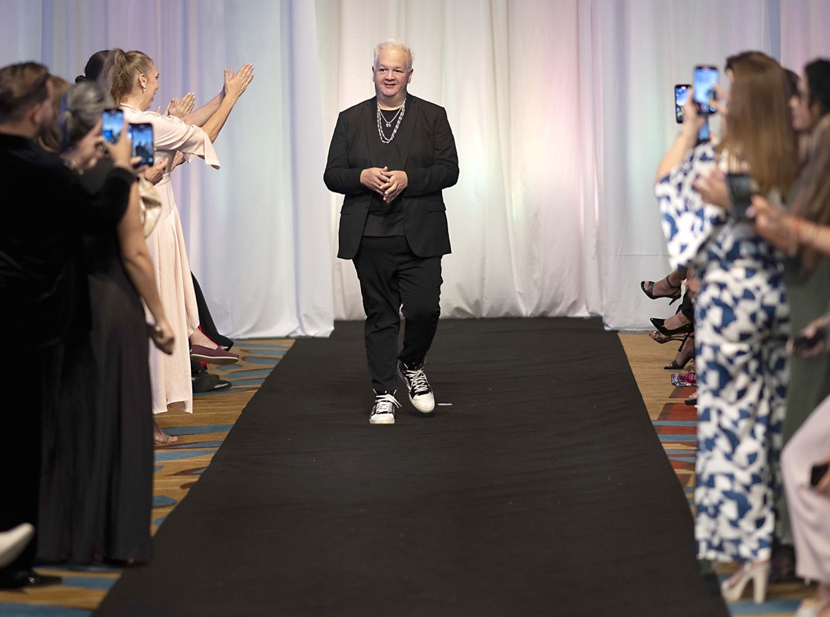 Ronchi de Cuba a sorprende tur hende durante Aruba Fashion Week 2024