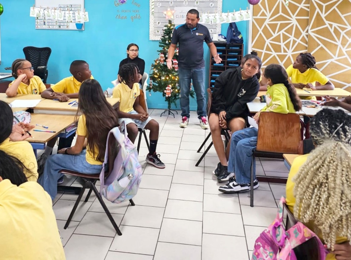 Kiwanis Club of Palm Beach yudando alumnonan di Pius X School haya sa mas di asunto financiero