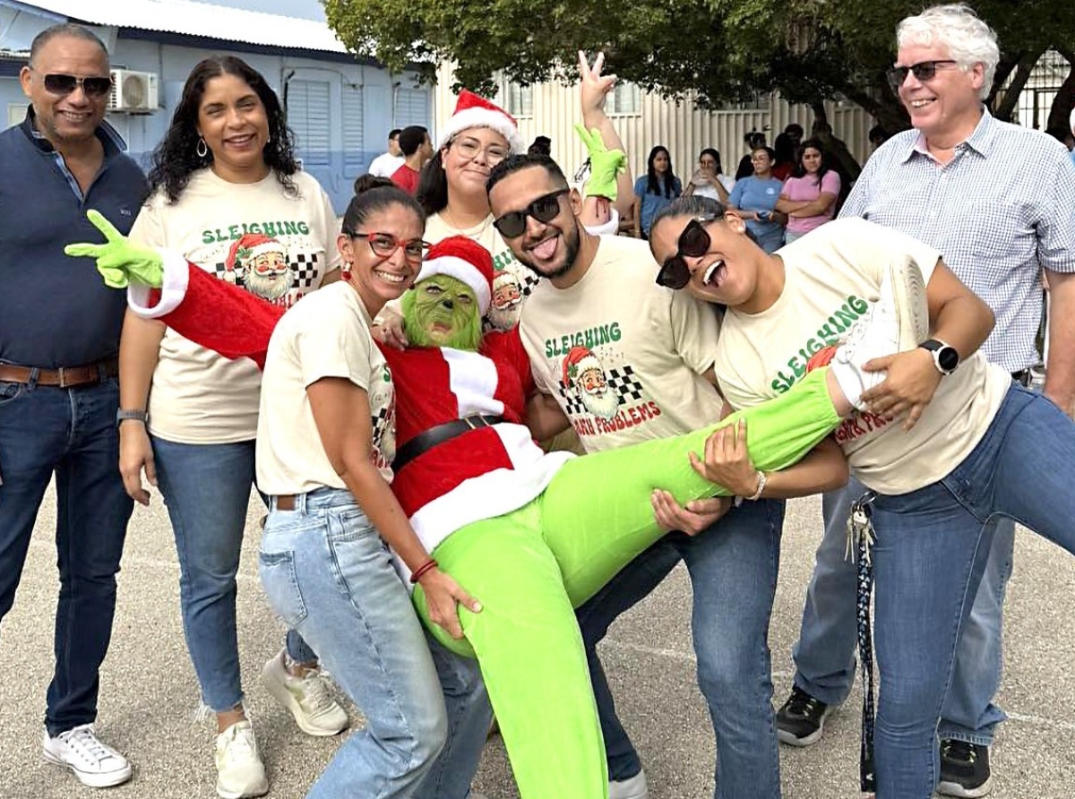 Diahuebs mainta a celebra Christmas Spirit Day na Colegio Arubano