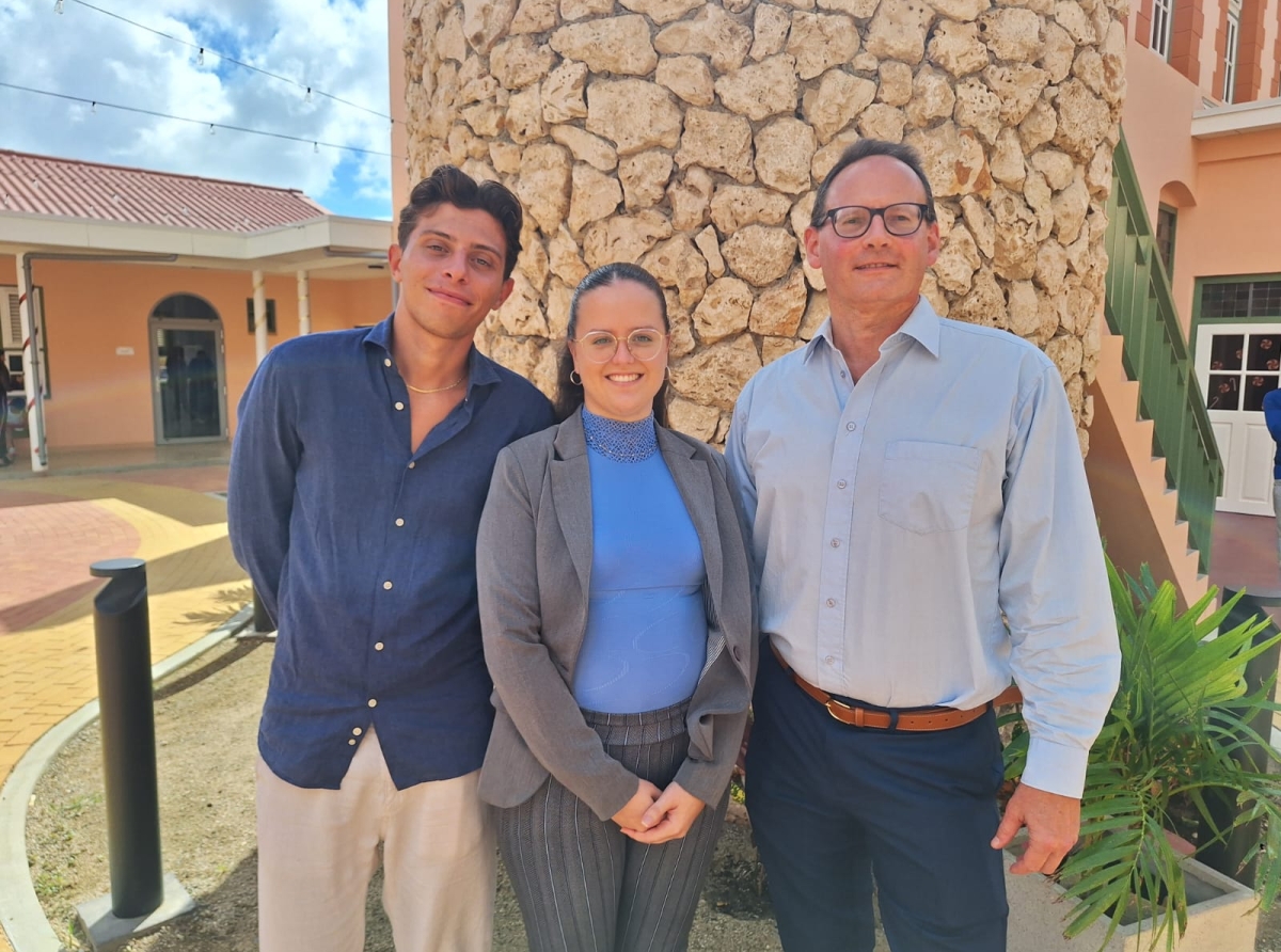 Studiantenan di Universidad di Aruba a duna nan presentacion di Comprehensive Business analysis
