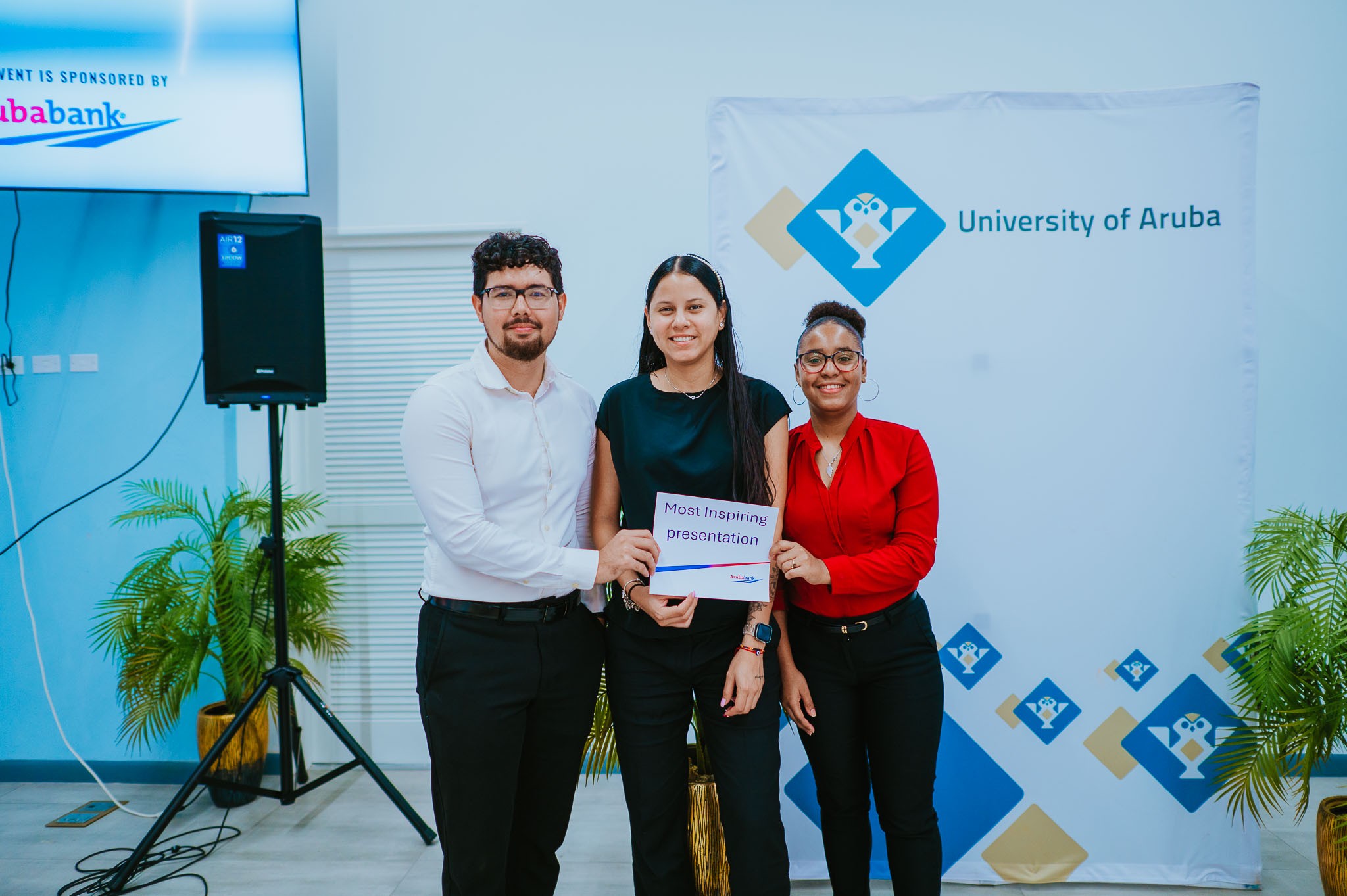 Aruba Bank ta orguyoso di sostene futuro lidernan den 'business' door di patrocina e curso “Comprehensive Business Analysis” di Universidad di Aruba