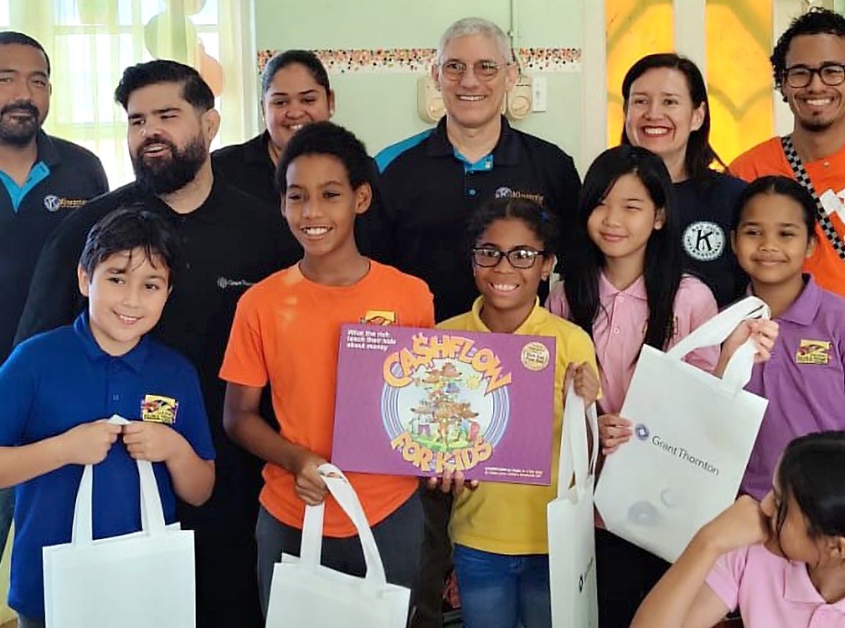 Kiwanis Club of Palm Beach gradiciendo tur scol cu a yuda