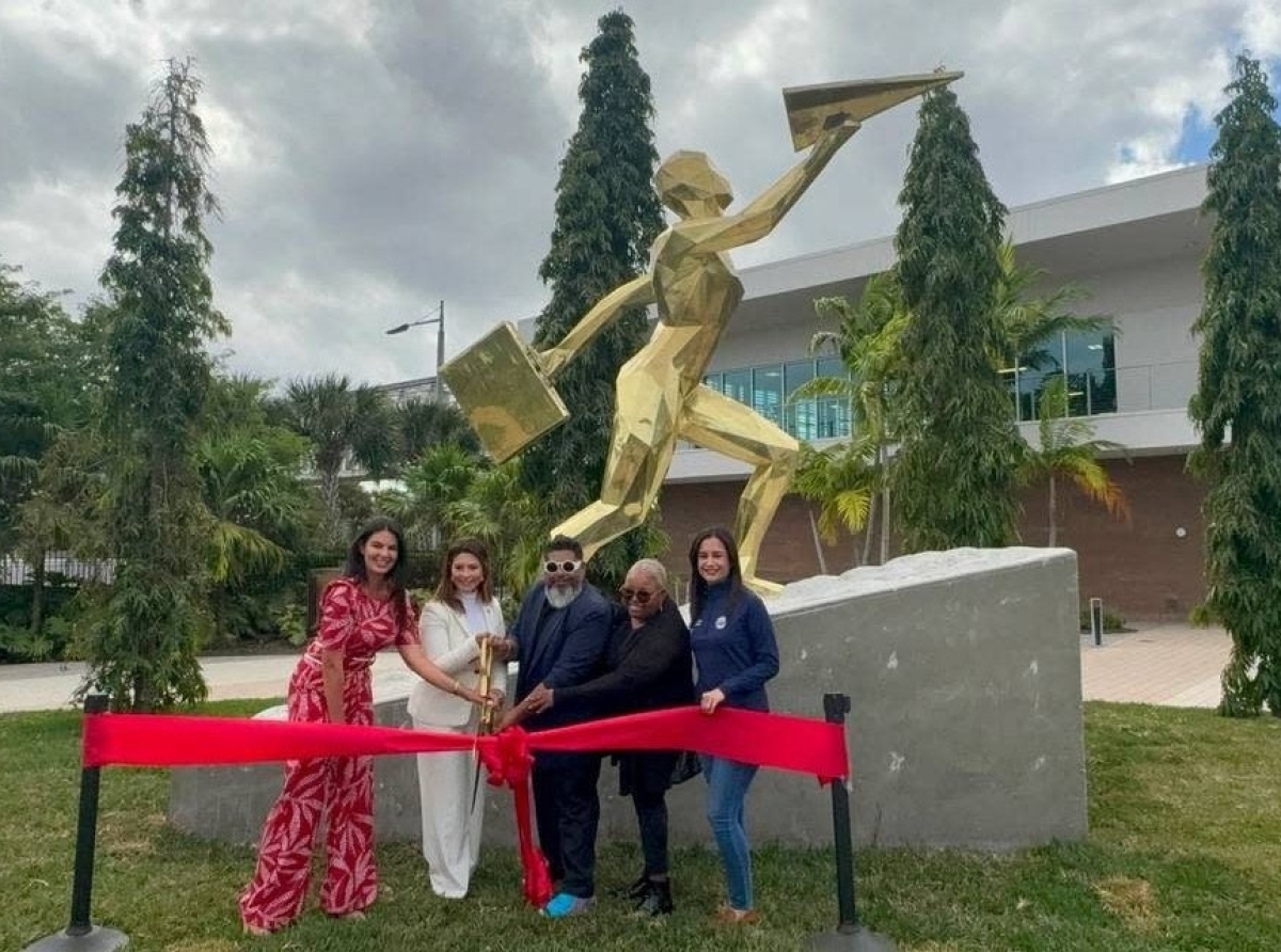 Conocido artista local Nelson Gonzalez a devela monumento na ciudad di Doral