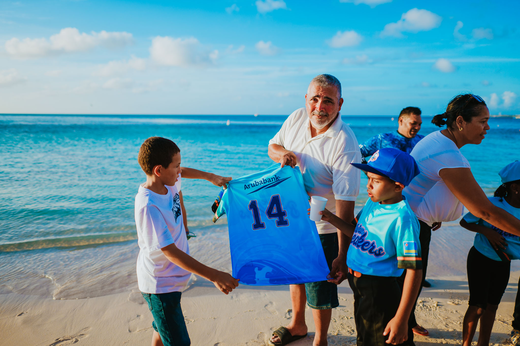 Aruba Bank a sostene Blue Marlins cu sponsorship di uniform