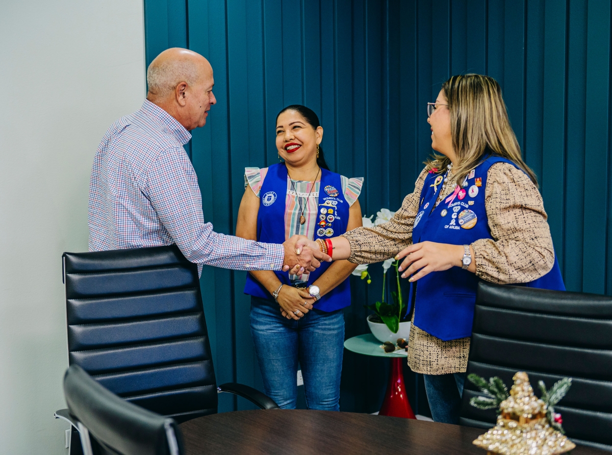 CMB cu donacion na Women’s Club of Aruba