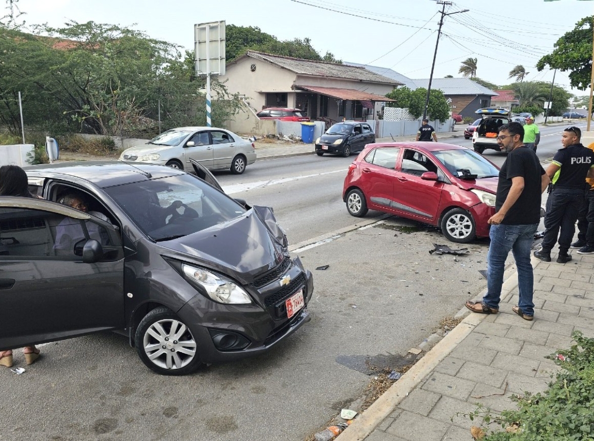 Chauffeur pata-pata a ocasiona accident fuerte pabao Edificio di Piet