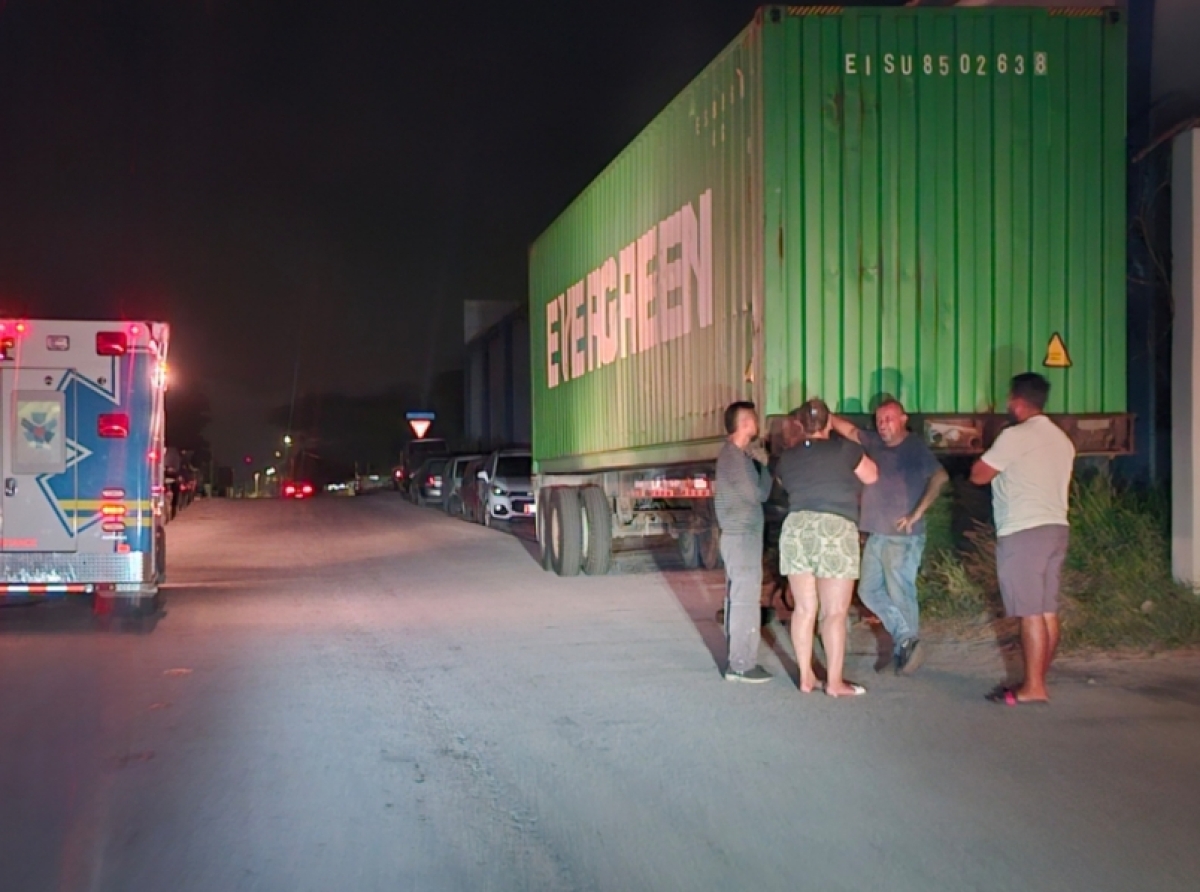 Ciclista a sufri golpi grave na su cabes despues di dal contra container