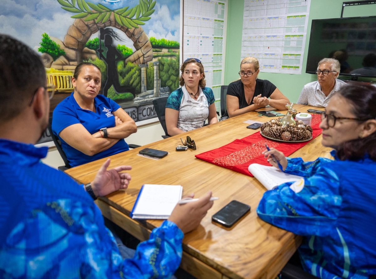 Comite Olimpico Arubano a reuni cu atleta hoben Britta Schwengle di Aruba Aquatics Federation