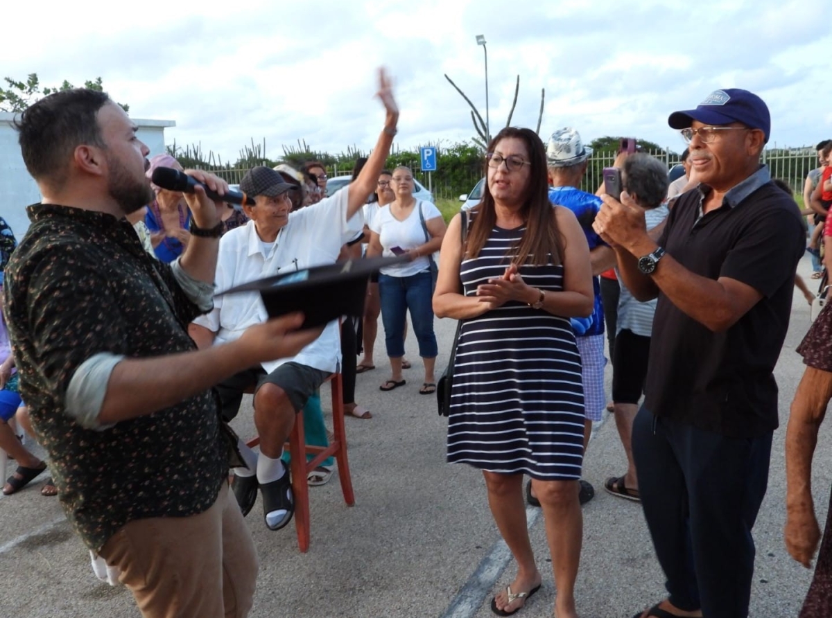 Tabatin tres dia di Paranda Nacional di Dande coriendo rond riba truck