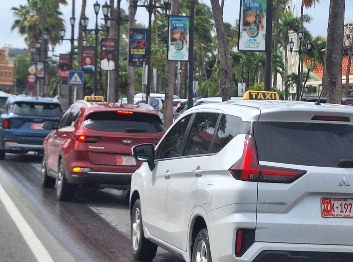 Falta di taxi anochi ta crea reto pa turismo, pero solucionnan ta na caminda