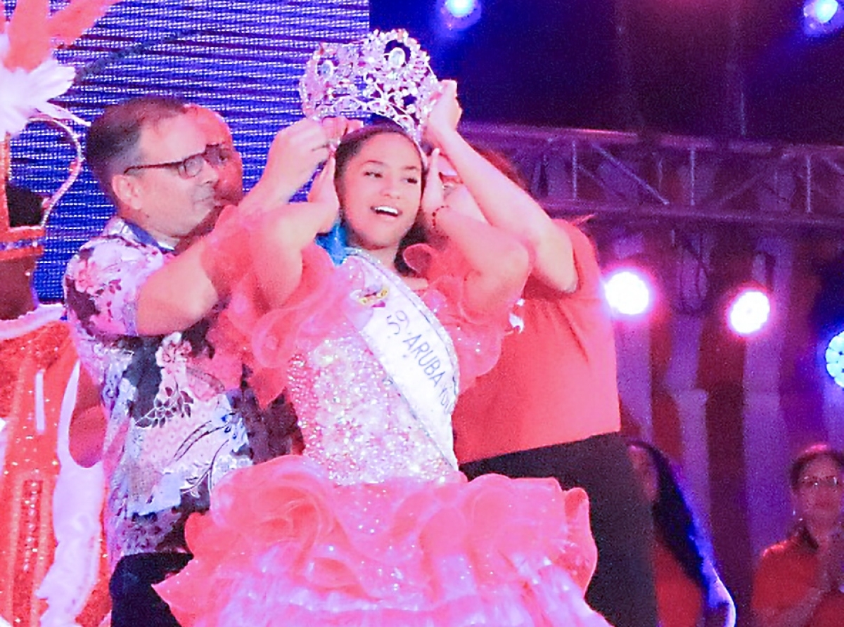 Evah Ras eligi como e di 60 Reina Hubenil di Carnaval di Aruba