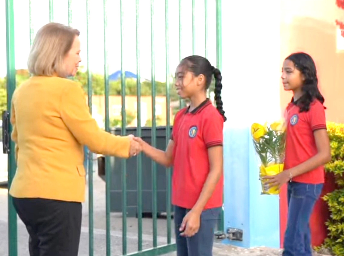 Minister Presidente Evelyn Wever Croes a bishita Scol Cacique Macuarima