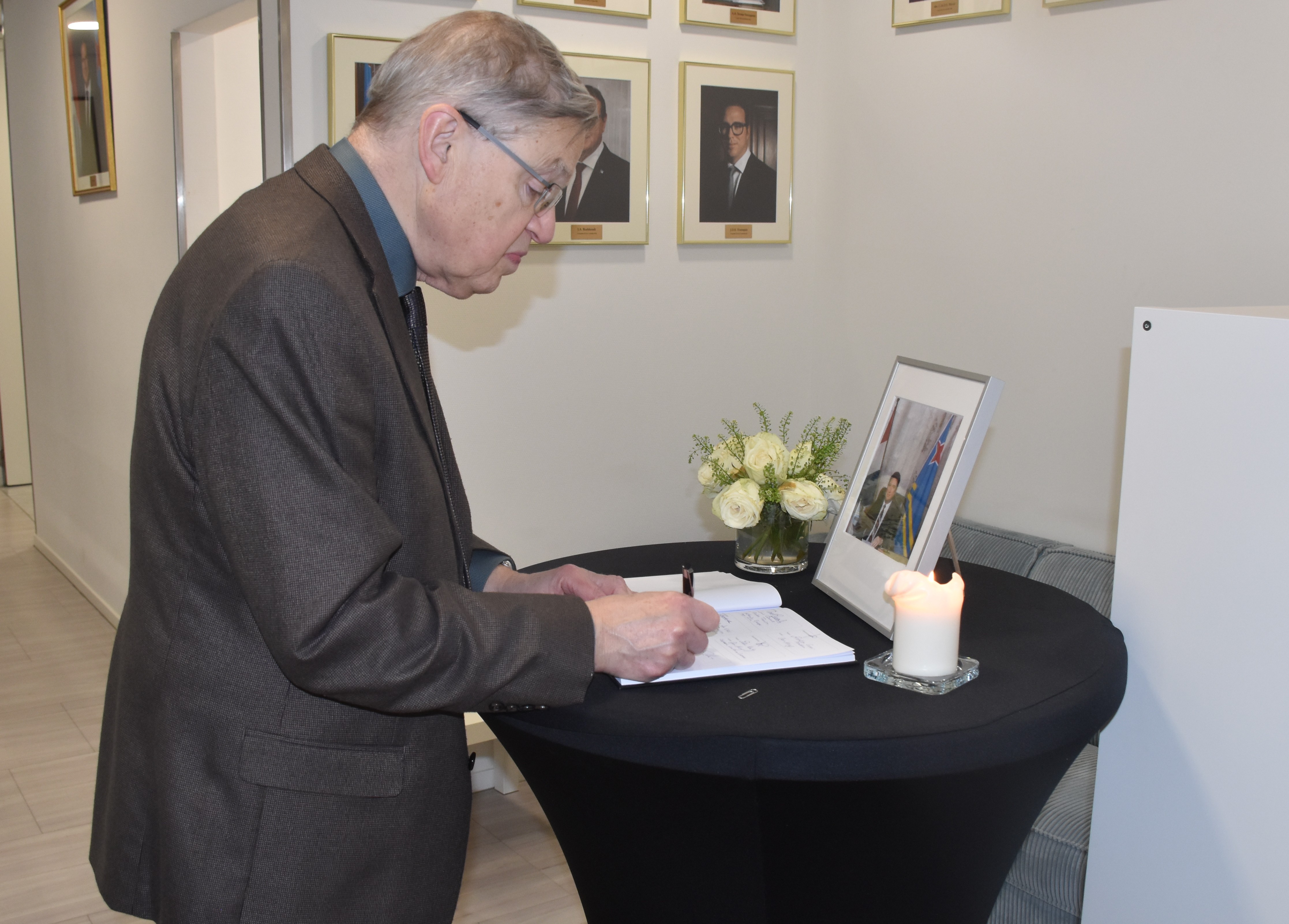 Ex-minister Hirsch Ballin a firma registro di condolencia