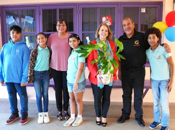 Muchanan di Colegio Conrado Coronel cu entusiasmo a ricibi Prome Minister