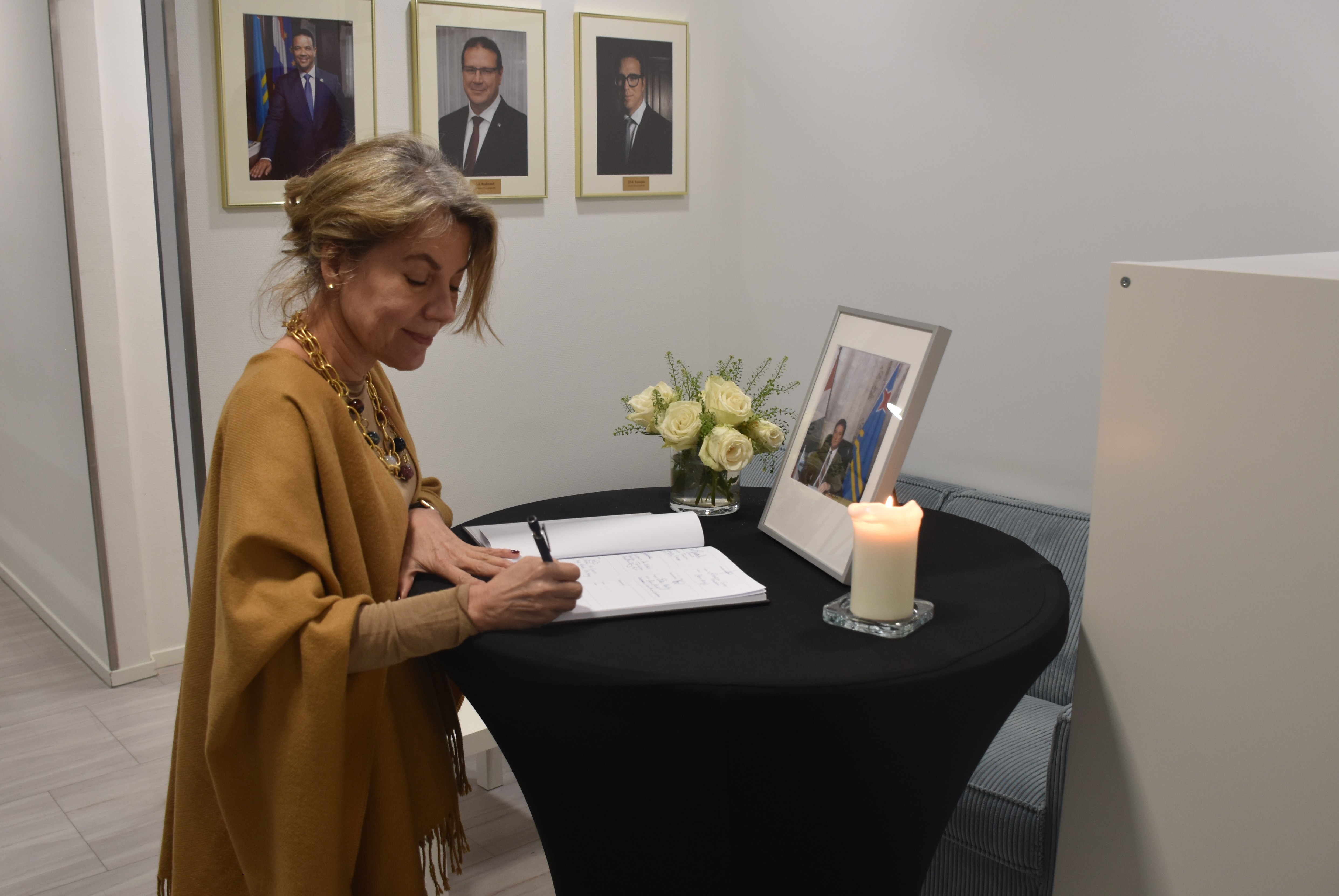 Milly Schwengle a firma registro di condolencia