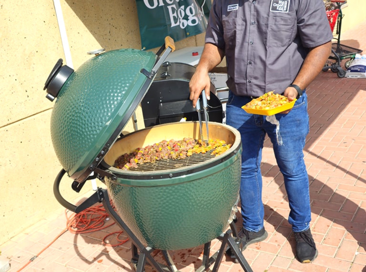 Publico na Do It Center a mira con e grill ‘Big Green Egg’ ta funciona