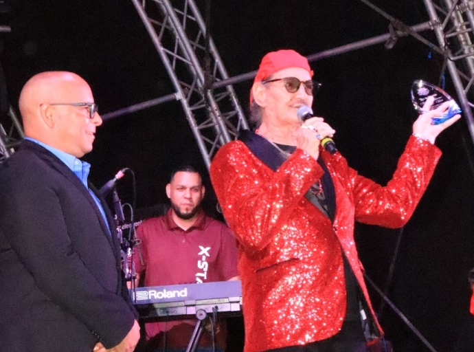Asina a honra e gran cantante Chicho Kock durante Festival di Tumba