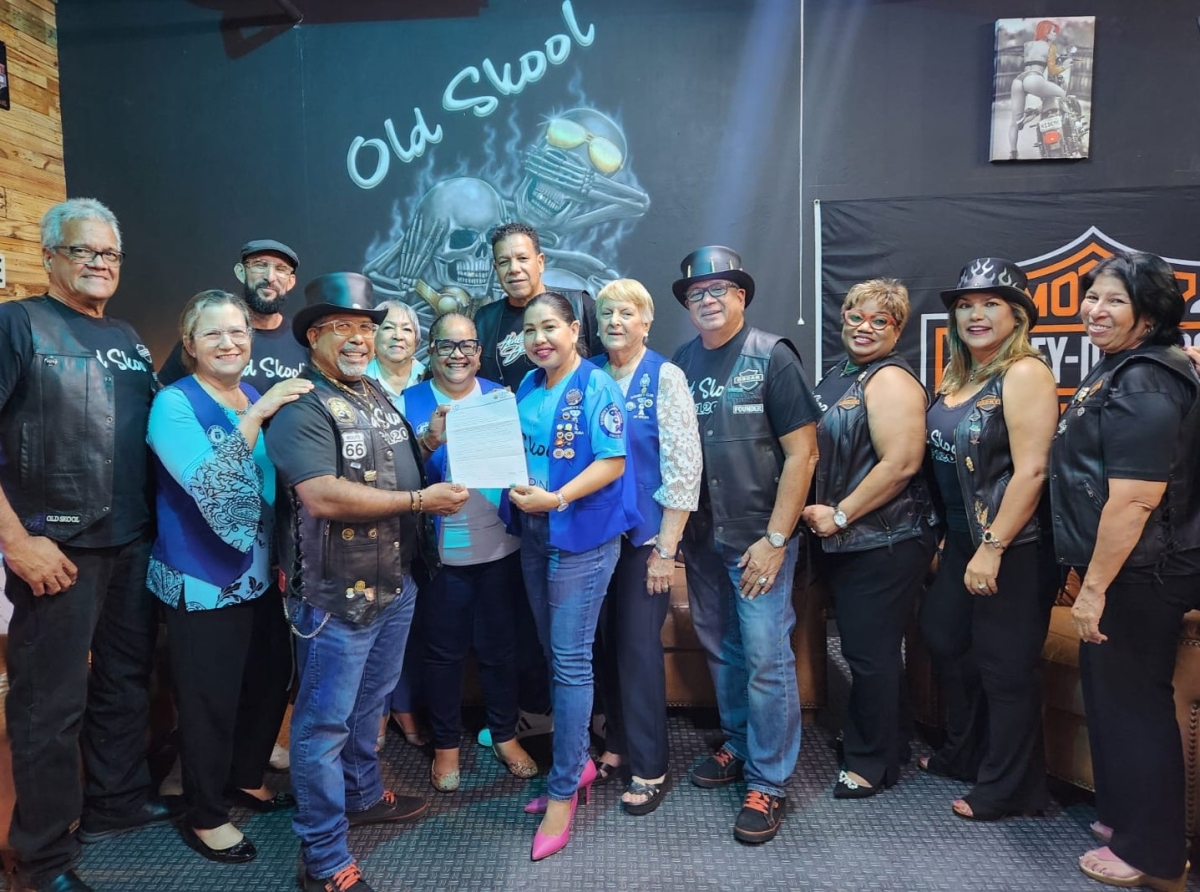 Women’s Club of Aruba ta gradici Old Skool Bikers Aruba p’e bunita donacion di AWG 45.000 p’e proyecto di “Dress a Child”