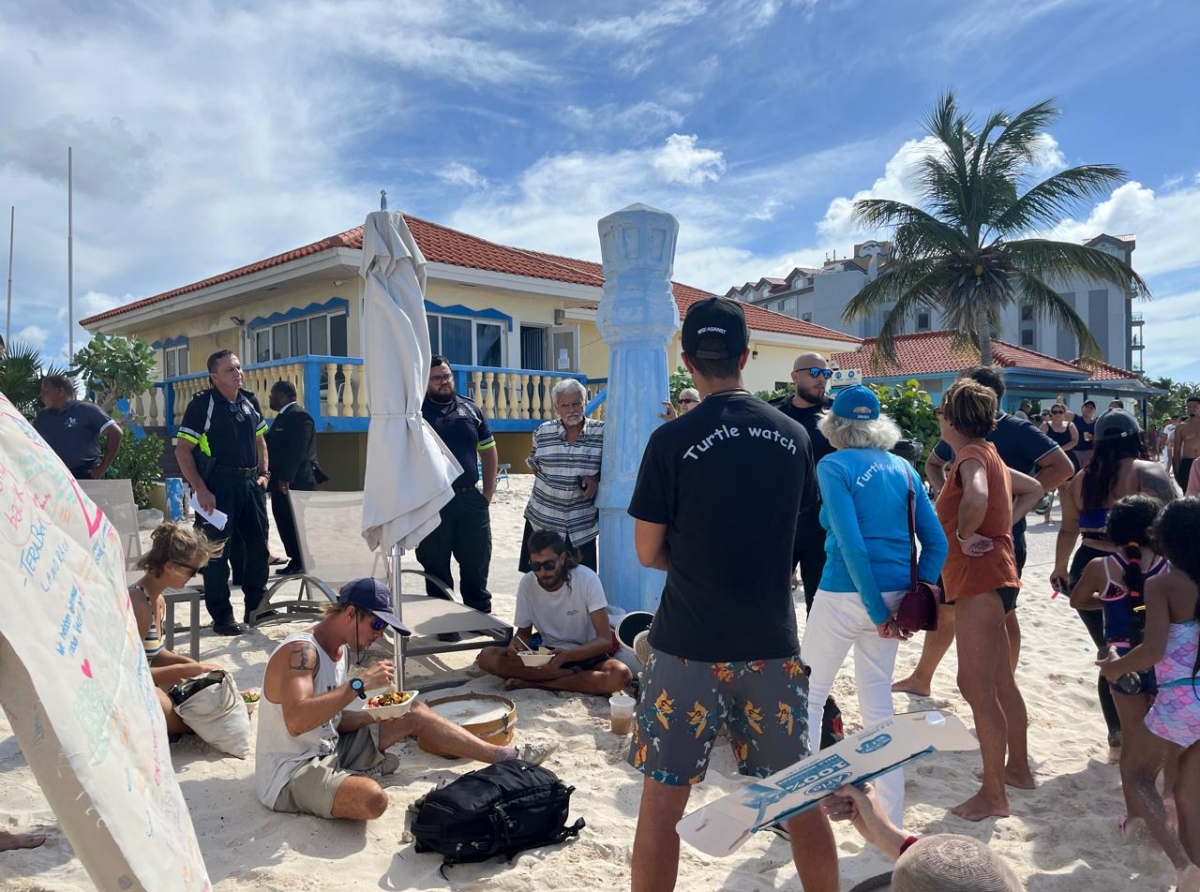 Protesta dilanti St. Regis Resort pa cobamento den beach y cortamento di mata tipico di Aruba