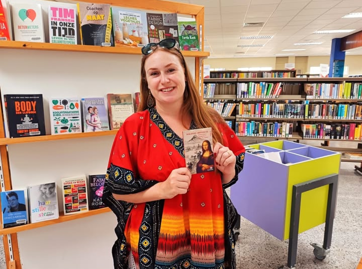 Docente di literatura na Brasil a entrega ehemplar di su buki di Haiku na Biblioteca