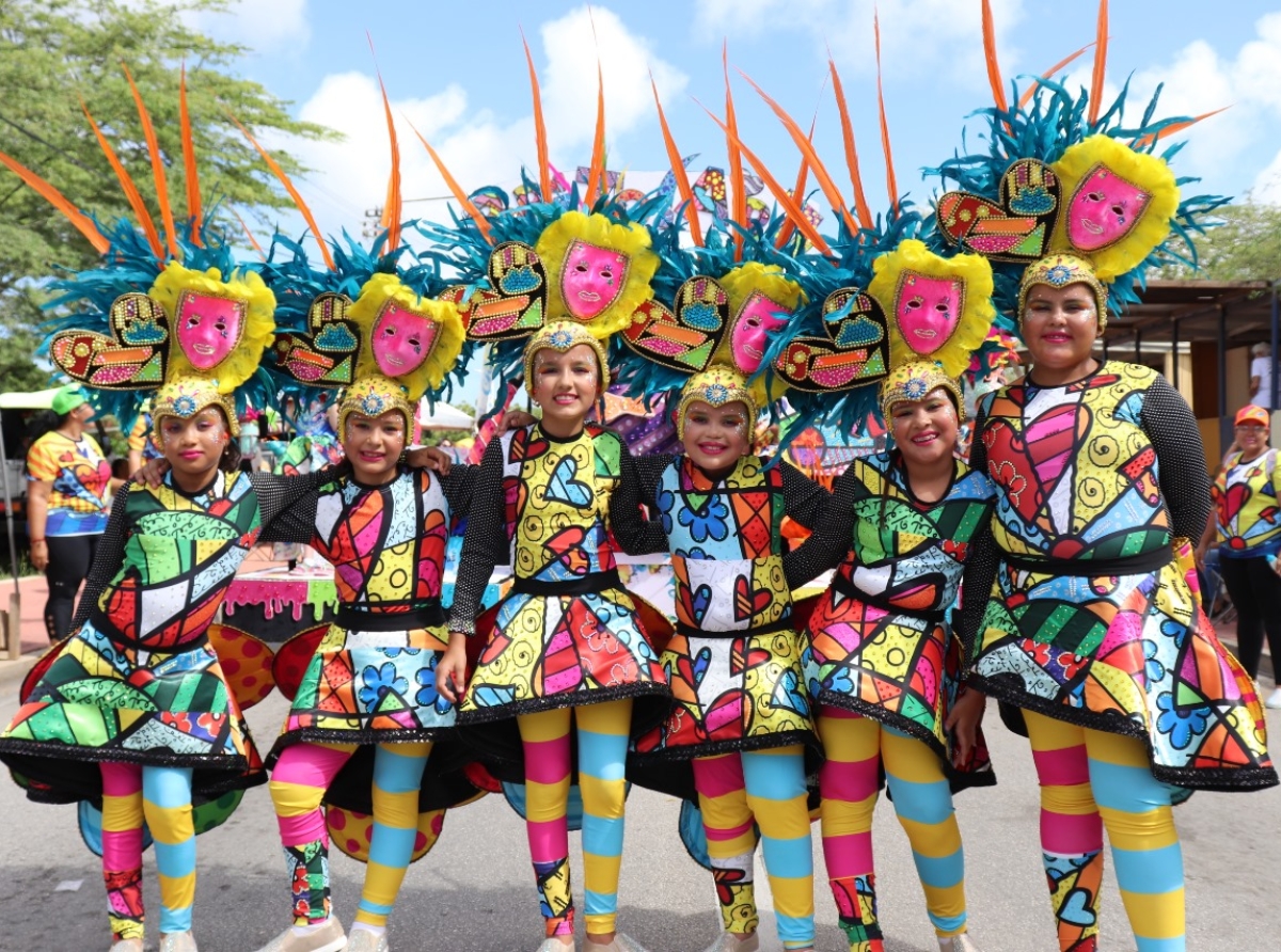 Parada di Mucha Oranjestad yen di color y ambiente