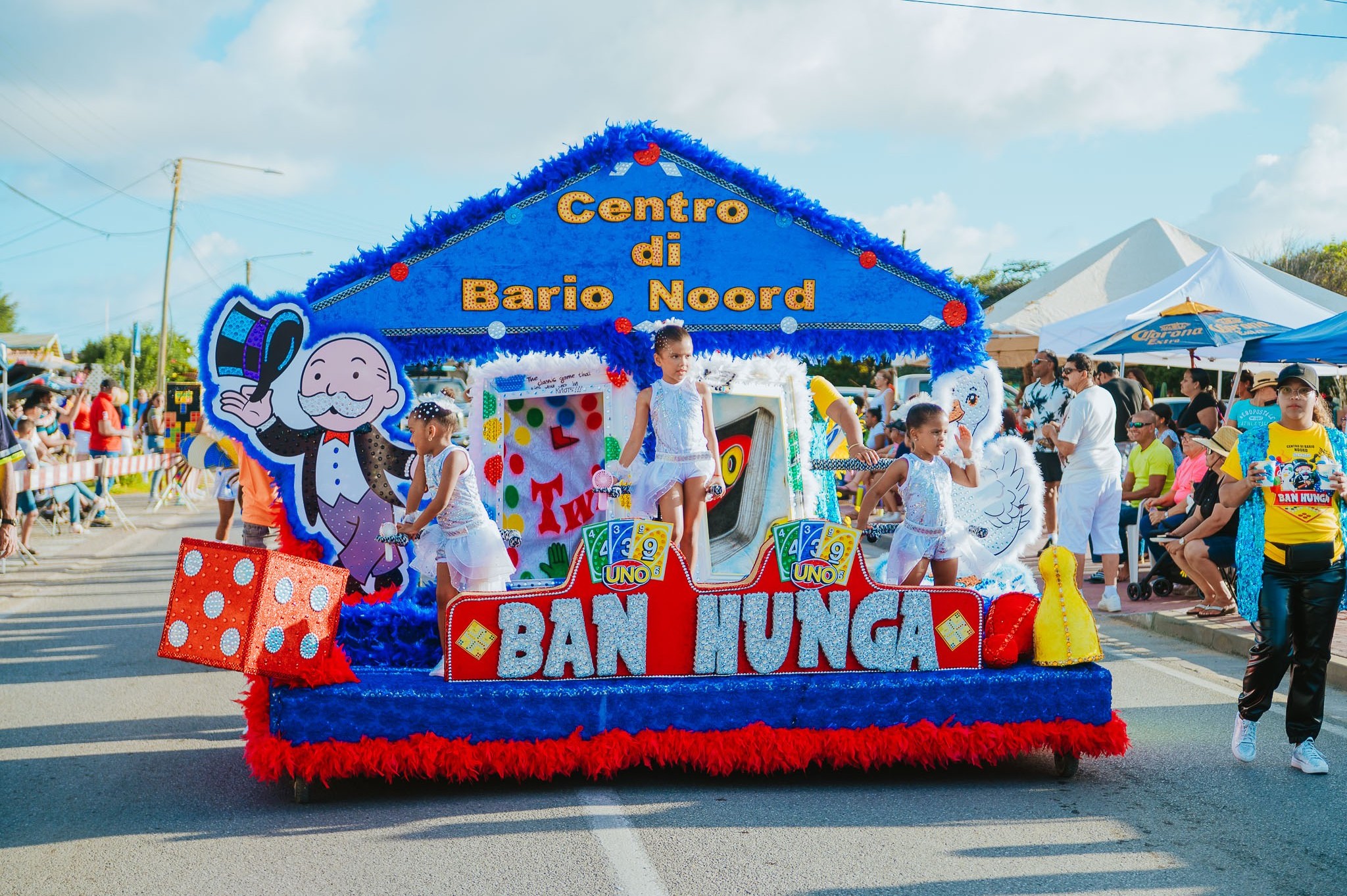 Aruba Bank a celebra 100 aña cu e muchanan den Parada di Noord